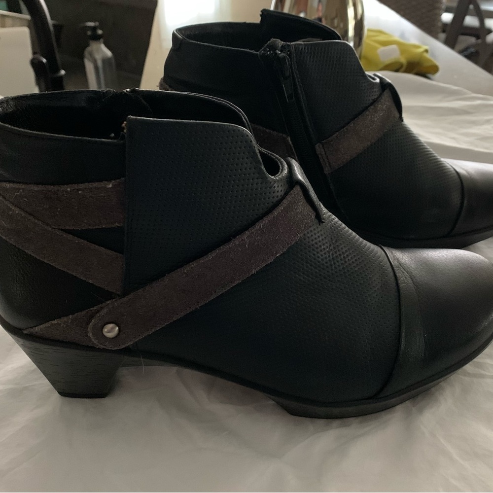 Naot black/gray ankle boots. Side zip. Excellent condition. Size 40 EU.